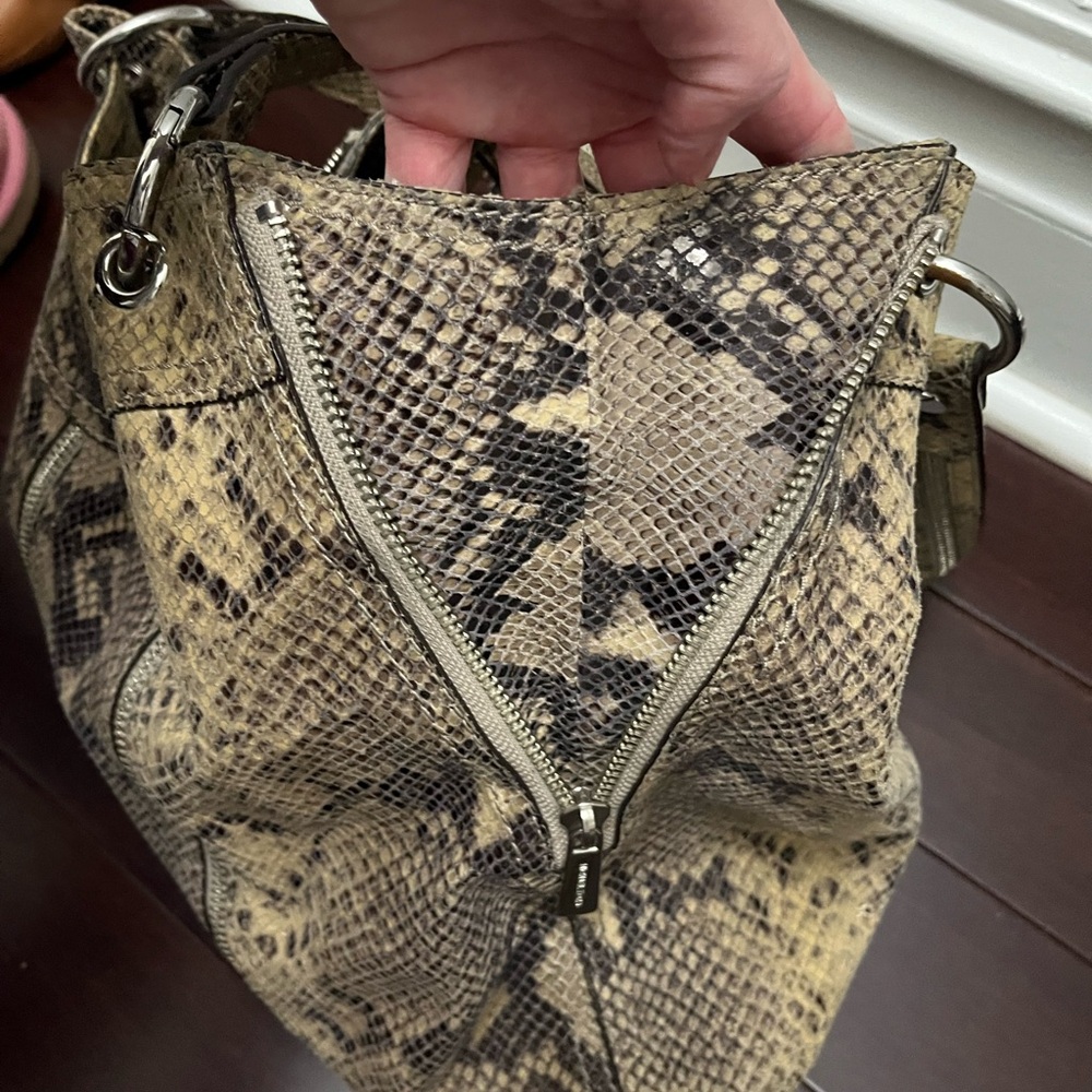 Michael Kors beautiful bag. Found it in the back of the closet. Beautiful! - Picture 4 of 5
